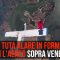 Con la tuta alare in formazione con l’aereo sopra la laguna di Venezia