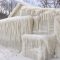 Ondata di gelo negli Usa, la casa sul lago Ontario viene ricoperta dal ghiaccio