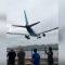 Saint Martin, dove gli aerei sfiorano la spiaggia: turista ignora i divieti e muore