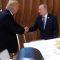 G20, la storica stretta di mano Putin-Trump: le immagini dietro le quinte