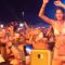 Vasco Rossi Modena, su “Rewind” via i reggiseni: fan in topless
