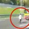 Milano, folle cammina tra le auto in tangenziale