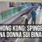 Paura a Hong Kong, cammina sulla banchina e all’improvviso spinge una donna sui binari