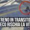 Arriva il treno mentre un uomo cieco sta per attraversare le rotaie, un angelo lo salva
