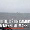 Australia: c’è un camion in mezzo al “mare”