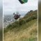 Vento forte in Nuova Zelanda, il parapendio prende (troppo) il volo