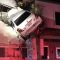 Usa, auto prende il volo e si incastra nell’edificio: le immagini dello schianto