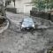 Maltempo in California: fiume d’acqua in strada, l’auto è fuori controllo