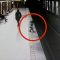 Bimbo di due anni corre sulla banchina e cade tra i binari della metro, paura a Milano