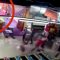 Incendio nel centro commerciale in Siberia, ecco il momento in cui si sprigionano le fiamme
