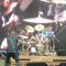 Foo Fighters, bambino sale sul palco e suona la batteria: Dave Grohl è sbalordito