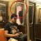 New York, passeggero viaggia attaccato alle porte esterne della metropolitana