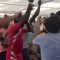 Open Arms, migranti e attivisti festeggiano cantando “Bella ciao”
