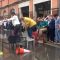 Allagamenti a Londra, in strada spunta un ponte “fai da te”
