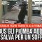 L’autobus gli piomba addosso: si salva per un soffio