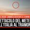 Lo spettacolo del meteorite sull’Italia al tramonto