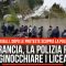 Francia, la polizia fa inginocchiare i liceali