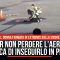 Per non perdere l’aereo cerca di inseguirlo in pista
