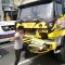 Lima, si aggrappa al camion per fare una foto ma combina un disastro