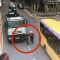 Attraversano la strada facendo zig-zag tra le auto: anziani sfiorati dal camion