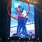 Ucraina, Enrique Iglesias in concerto: il bacio a sorpresa della fan