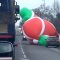 Babbo Natale gigante finisce in strada, caos in Inghilterra