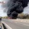 Milano, autobus di studenti in fiamme