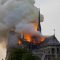 Parigi, grosso incendio a Notre-Dame: fiamme e fumo dal tetto della cattedrale