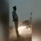 India, c’è un forte temporale ma il poliziotto continua a dirigere il traffico