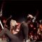 Milano, concerto dei Metallica sotto la pioggia: il chitarrista scivola sul palco