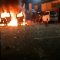 Indonesia, folla inferocita assalta il bus della polizia