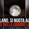 Milano, si nuota alla luce della Grande Luna