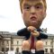 Londra, alle proteste contro Trump spunta la statua “sonora” del presidente sul water