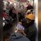 New York, un passeggero fa cantare tutti nel metrò