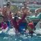 Francia, in piscina col burkini sfidando il divieto