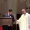 Recita “Grazie Roma” in chiesa al posto della lettura: la reazione del prete