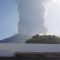 Stromboli, esplosioni dal cratere: turisti in fuga si lanciano in mare