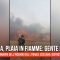 Catania, Plaia in fiamme: gente in mare