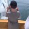 Famiglia pesca in barca ma irrompe lo squalo bianco