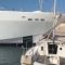 Maxi yacht non frena e sfascia barca a vela