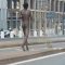 Fa jogging nudo tra le macchine in centro a Milano