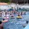 L’onda anomala travolge i bagnanti in piscina