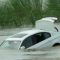 Gli regalano una Bmw ma lui voleva una Jaguar: butta l’auto nel fiume