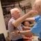 Si ritrovano dopo 75 anni: il commovente abbraccio tra due cugini