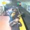 Una donna cade sui binari col treno in arrivo: salva per miracolo