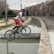 L’impresa del ciclista Sergi Llongueras: i salti nella fontana su una ruota sola