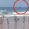 Brasile, paura in spiaggia: l’aereo cade in mare