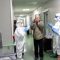 Inno, lacrime e applausi: il 70enne lascia l’ospedale di Ancona dopo aver sconfitto il coronavirus
