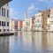 Acqua limpida e canali deserti: ecco come appare Venezia durante la quarantena