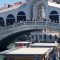 Fase 2, a Venezia il “battimani” di protesta dei lavoratori che chiedono di riaprire